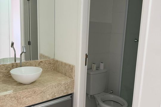 Banheiro de apartamento para alugar com 2 quartos, 55m² em Vila das Bandeiras, Guarulhos