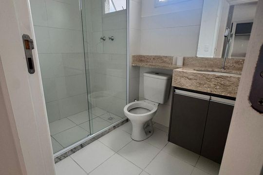 Banheiro de apartamento para alugar com 2 quartos, 55m² em Vila das Bandeiras, Guarulhos
