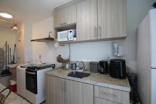 Cozinha de apartamento à venda com 2 quartos, 80m² em Barra Olímpica, Rio de Janeiro