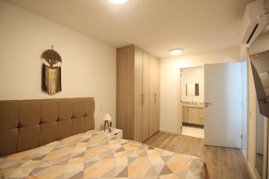 Quarto 1 de apartamento à venda com 2 quartos, 80m² em Barra Olímpica, Rio de Janeiro