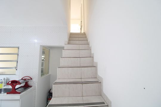 Escada de casa para alugar com 2 quartos, 65m² em Campininha, São Paulo