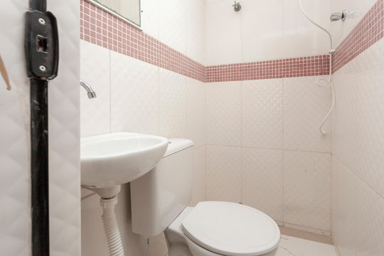 Banheiro de kitnet/studio para alugar com 2 quartos, 60m² em Jardim Malia Ii, São Paulo