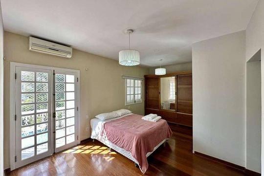 Casa para alugar com 5 quartos, 650m² em Parque Dom Henrique, Cotia