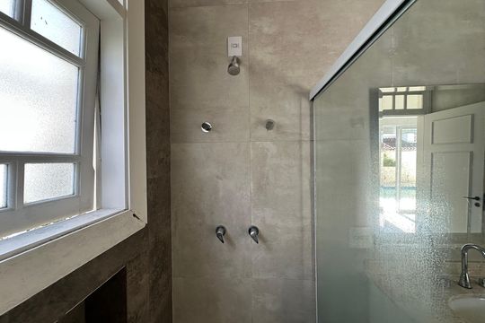Banheiro da Suíte 2 de casa para alugar com 4 quartos, 322m² em Morada dos Pássaros, Barueri