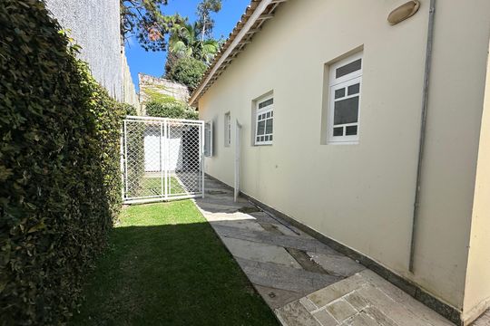 Quintal de casa para alugar com 4 quartos, 322m² em Morada dos Pássaros, Barueri