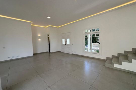 Sala de casa para alugar com 4 quartos, 322m² em Morada dos Pássaros, Barueri