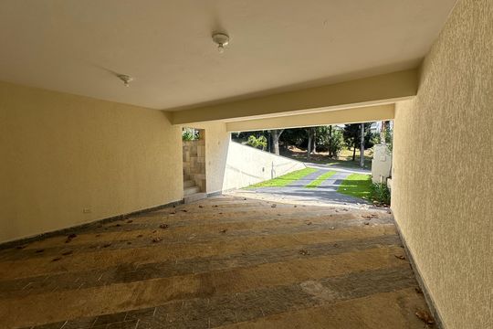 Garagem de casa para alugar com 4 quartos, 322m² em Morada dos Pássaros, Barueri