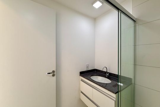 Banheiro  de kitnet/studio para alugar com 1 quarto, 24m² em Vila Cordeiro, São Paulo