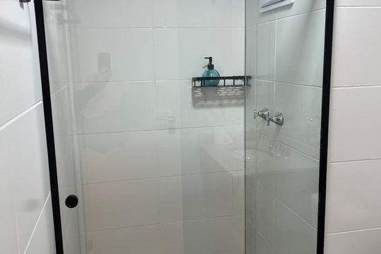 Banheiro de apartamento à venda com 1 quarto, 27m² em Pinheiros, São Paulo