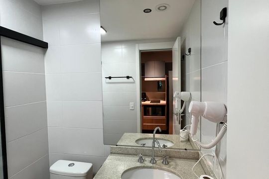 Banheiro de apartamento à venda com 1 quarto, 27m² em Pinheiros, São Paulo