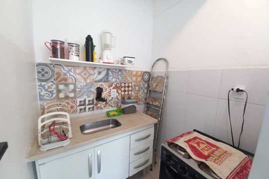 Cozinha de apartamento para alugar com 1 quarto, 50m² em Centro, São Vicente