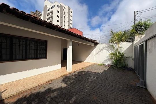 Casa para alugar com 3 quartos, 175m² em Santa Mônica, Uberlândia