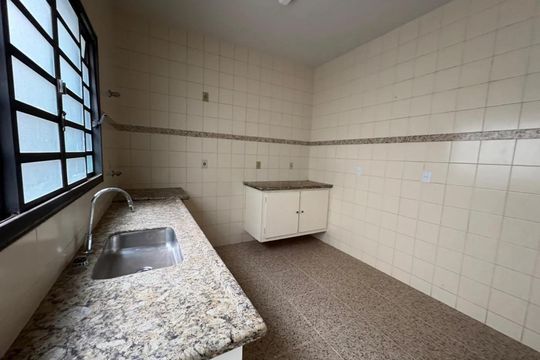 Cozinha de casa para alugar com 3 quartos, 175m² em Santa Mônica, Uberlândia