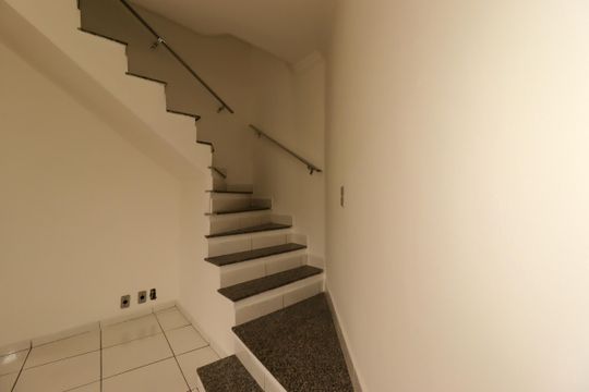 Escada de casa para alugar com 2 quartos, 85m² em Vila Curuçá, Santo André