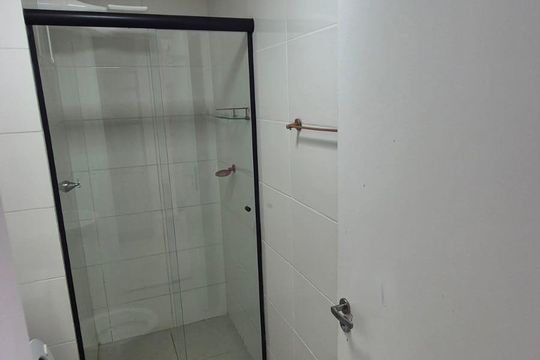 Banheiro de apartamento à venda com 1 quarto, 24m² em Santo Amaro, São Paulo