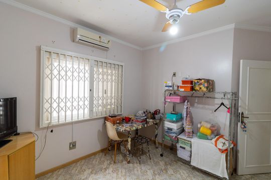 Quarto 2 de casa à venda com 6 quartos, 300m² em Santa Tereza, Porto Alegre