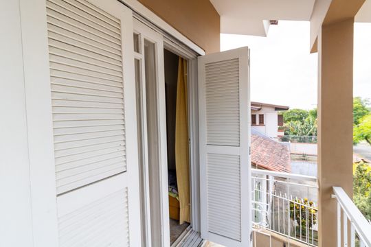 Sacada de casa à venda com 6 quartos, 300m² em Santa Tereza, Porto Alegre