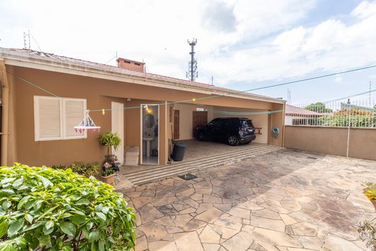 Quintal de casa à venda com 6 quartos, 300m² em Santa Tereza, Porto Alegre
