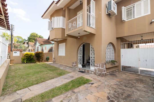 Fachada de casa à venda com 6 quartos, 300m² em Santa Tereza, Porto Alegre