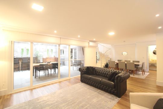 Sala de casa de condomínio à venda com 4 quartos, 215m² em Interlagos, São Paulo