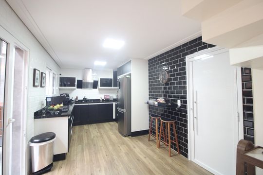 Cozinha de casa de condomínio à venda com 4 quartos, 215m² em Interlagos, São Paulo