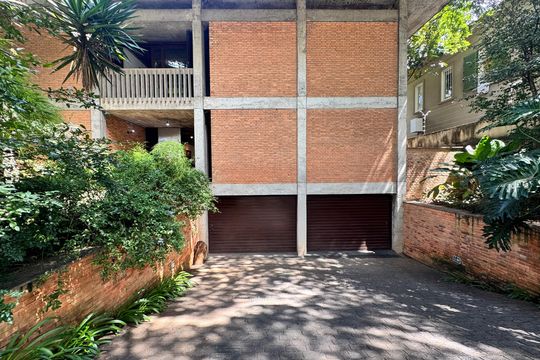 Garagem  de casa à venda com 4 quartos, 875m² em Jardim Guedala, São Paulo
