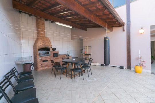 Casa para alugar com 4 quartos, 450m² em Letícia, Belo Horizonte