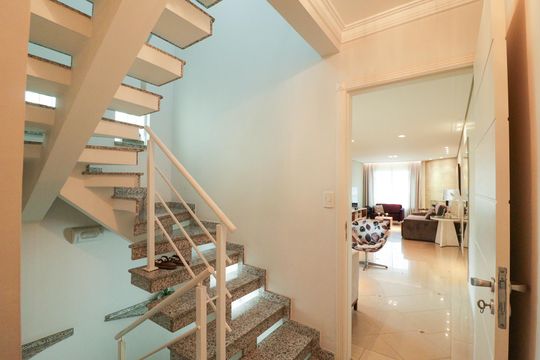Escada de casa à venda com 3 quartos, 184m² em Santa Teresinha, São Paulo