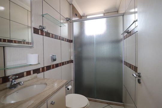 Banheiro de apartamento à venda com 2 quartos, 50m² em Vila Aquilino, Santo André