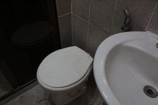Banheiro de apartamento à venda com 1 quarto, 36m² em Jacarepaguá, Rio de Janeiro
