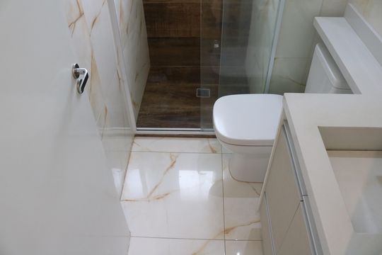 Banheiro de apartamento para alugar com 2 quartos, 46m² em Parque Industrial Tomas Edson, São Paulo