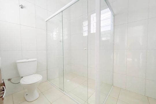 Banheiro de kitnet/studio para alugar com 1 quarto, 80m² em Jardim Florida, Barueri