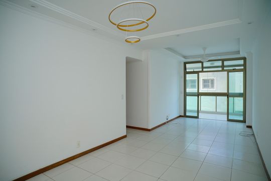 Sala de apartamento à venda com 3 quartos, 110m² em Piratininga, Niterói