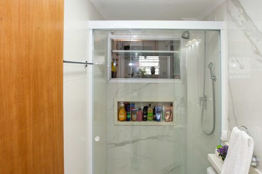 Banheiro de apartamento à venda com 2 quartos, 72m² em Jardim Rosinha, Diadema