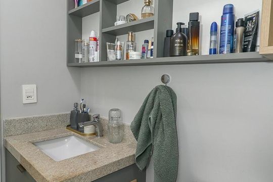 Banheiro da Suíte de apartamento à venda com 3 quartos, 82m² em São Sebastião, Porto Alegre