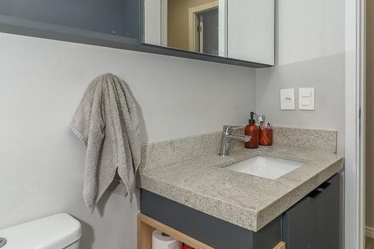 Banheiro Social de apartamento à venda com 3 quartos, 82m² em São Sebastião, Porto Alegre