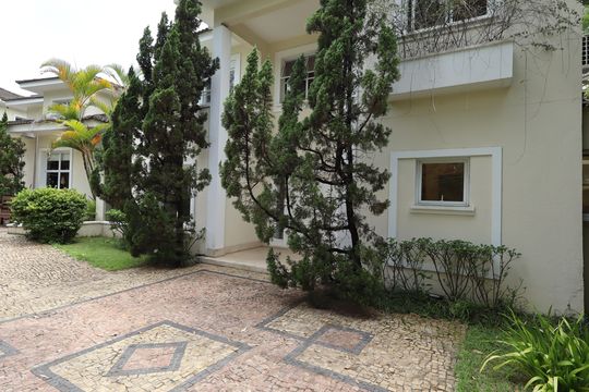 Fachada de casa de condomínio à venda com 4 quartos, 483m² em Jardim Guedala, São Paulo