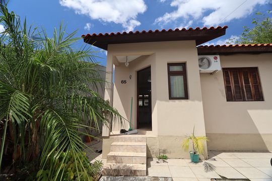 Frente de casa à venda com 2 quartos, 43m² em São José, Canoas