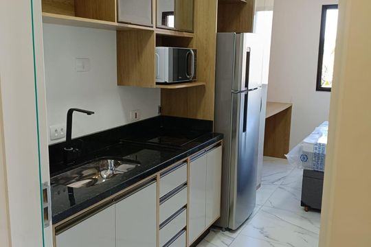 Cozinha de kitnet/studio para alugar com 1 quarto, 17m² em Novo Mundo, Curitiba
