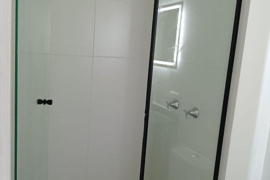 Banheiro de kitnet/studio para alugar com 1 quarto, 17m² em Novo Mundo, Curitiba