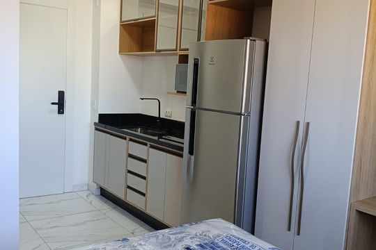 Cozinha de kitnet/studio para alugar com 1 quarto, 17m² em Novo Mundo, Curitiba