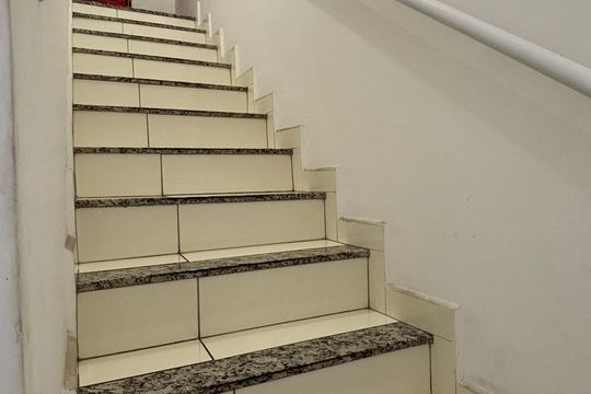 Escada de apartamento à venda com 2 quartos, 102m² em Jardim Santo André, Santo André