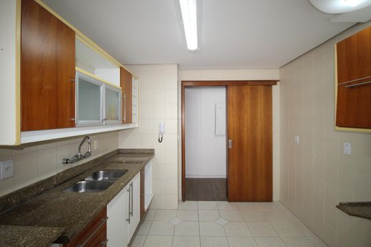 Cozinha de apartamento à venda com 4 quartos, 117m² em Higienópolis, Porto Alegre