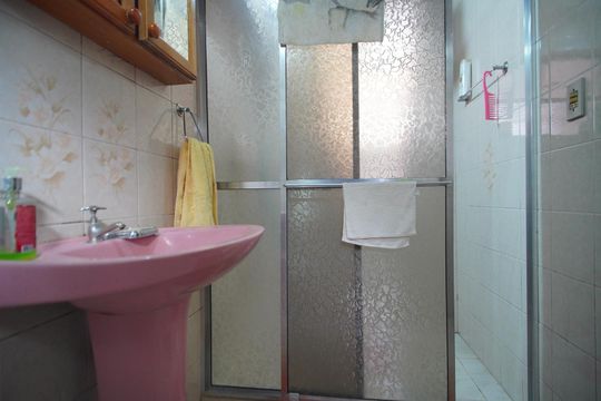 Banheiro Corredor de casa para alugar com 2 quartos, 300m² em Jardim Carvalho, Porto Alegre