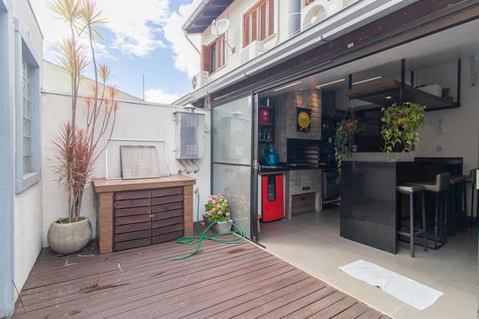 Quintal de casa à venda com 3 quartos, 187m² em Aberta dos Morros, Porto Alegre