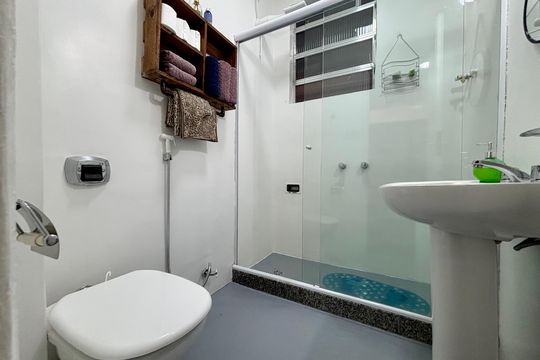 Banheiro social de apartamento para alugar com 1 quarto, 45m² em Copacabana, Rio de Janeiro