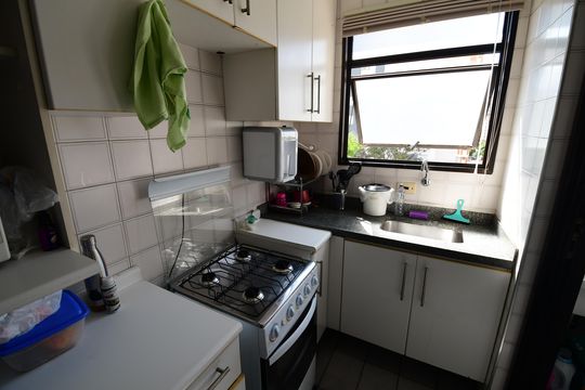 Cozinha de apartamento à venda com 1 quarto, 50m² em Cambuí, Campinas
