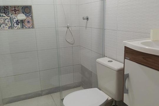 Banheiro de apartamento para alugar com 1 quarto, 21m² em Cidade Ocian, Praia Grande