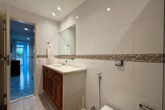 Banheiro social de apartamento à venda com 3 quartos, 243m² em Copacabana, Rio de Janeiro