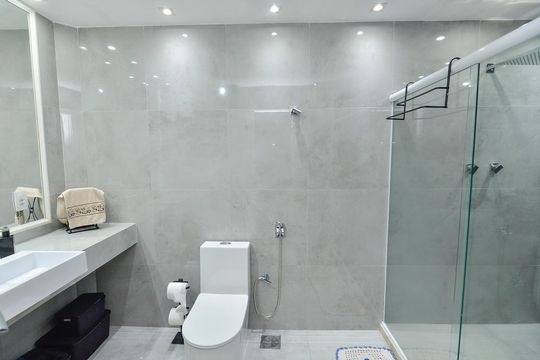 Banheiro da Suíte de apartamento à venda com 3 quartos, 132m² em Tijuca, Rio de Janeiro